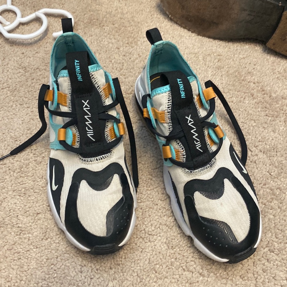 Nike air max infinity.